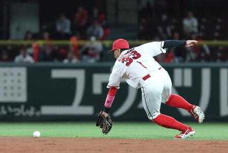 ７回、成瀬の打球を回り込んで処理する菊池（撮影・北村雅宏）