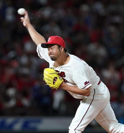 ８回から登板する中崎（撮影・北村雅宏）