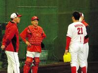 ブルペン投球後に新井監督からアドバイスをもらう中崎＝２０２３年２月