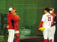 ブルペン投球後に新井監督からアドバイスをもらう中崎＝２０２３年２月
