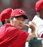 ９回、ベンチから戦況を見守る床田（撮影・北村雅宏）