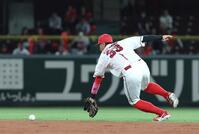 ７回、成瀬の打球を回り込んで処理する菊池（撮影・北村雅宏）