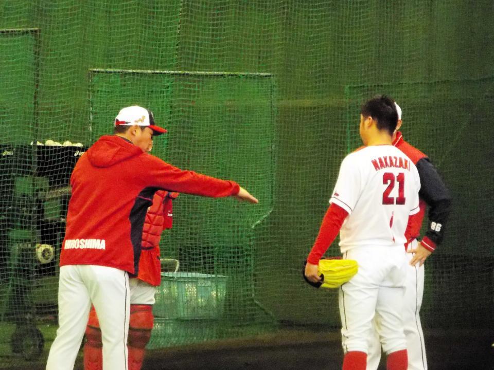 ブルペン投球後に新井監督からアドバイスをもらう中崎＝２０２３年２月