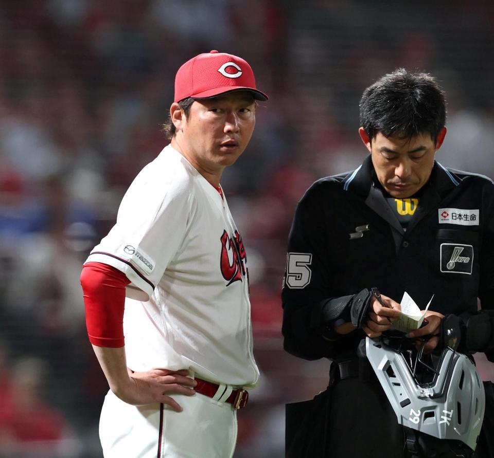 ８回を終え、選手交代を告げる新井監督（撮影・北村雅宏）