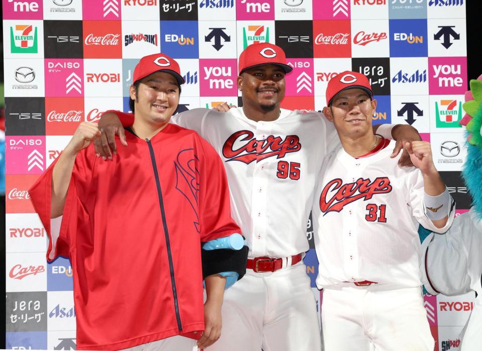 お立ち台でポーズをとる（左から）床田、モンテロ、坂倉（撮影・北村雅宏）