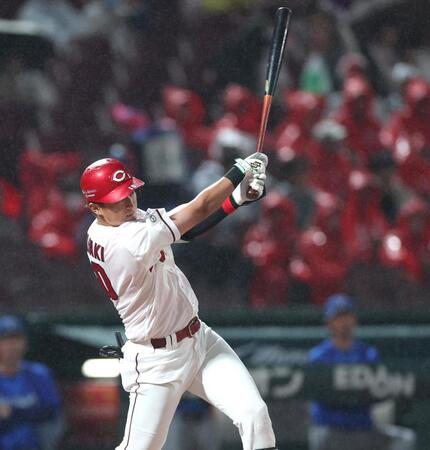 ５回、中前打を放つ佐々木（撮影・北村雅宏）
