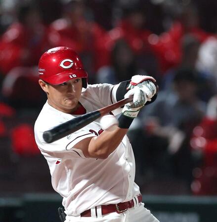 ６回、同点となる適時三塁打を放つ佐々木（撮影・北村雅宏）