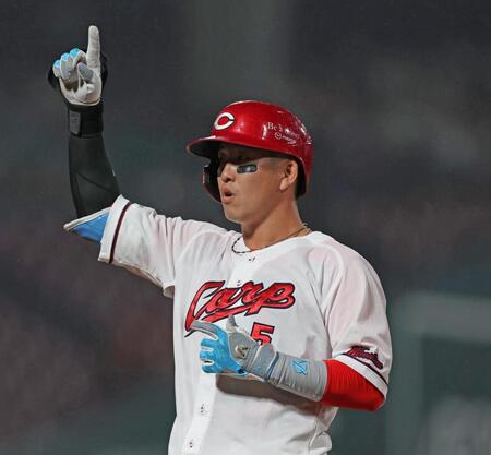 ５回、適時打を放ち、指を立てる小園（撮影・北村雅宏）
