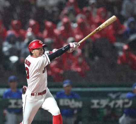 ５回、適時打を放つ菊池（撮影・北村雅宏）