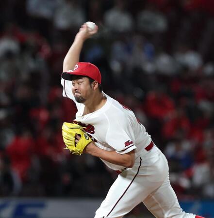 ８回から登板する中崎（撮影・北村雅宏）