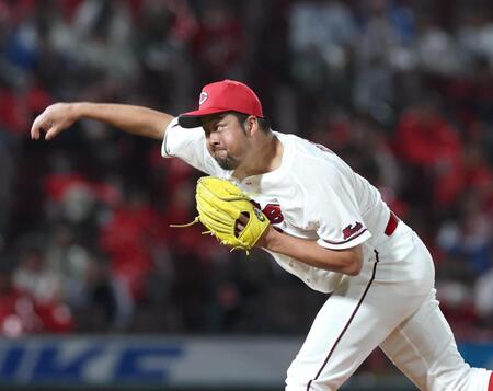 ８回から登板する中崎（撮影・北村雅宏）