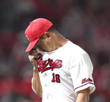 ４回、追加点を奪われてベンチに戻る森（撮影・北村雅宏）