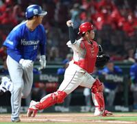 ４回、持丸は島田（左）の犠打バントを処理して三塁へ送球するも、野選となる（撮影・北村雅宏）
