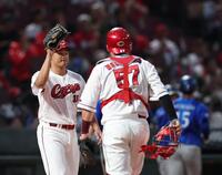 ３回、勝又に先制となる２点適時打を浴びた森（左）＝撮影・北村雅宏