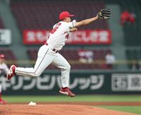 １回、代打・勝又のゴロに飛び付くも、打球をはじく森（撮影・北村雅宏）
