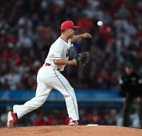 ３回、二塁へけん制悪送球を犯す森（撮影・北村雅宏）