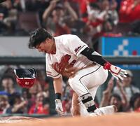６回、同点となる適時三塁打を放ち、ほえる佐々木（撮影・北村雅宏）