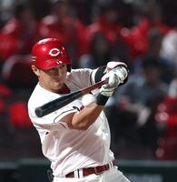 ６回、同点となる適時三塁打を放つ佐々木（撮影・北村雅宏）