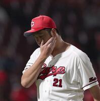 ８回、勝ち越しを許し、汗を拭いながらベンチに戻る中崎（撮影・北村雅宏）