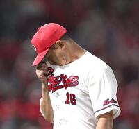 ４回、追加点を奪われてベンチに戻る森（撮影・北村雅宏）