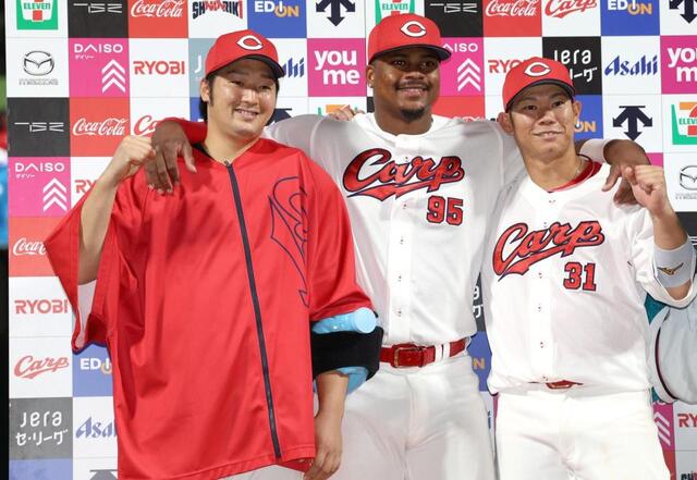お立ち台でポーズをとる（左から）床田、モンテロ、坂倉（撮影・北村雅宏）