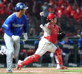 ４回、持丸は島田（左）の犠打バントを処理して三塁へ送球するも、野選となる（撮影・北村雅宏）