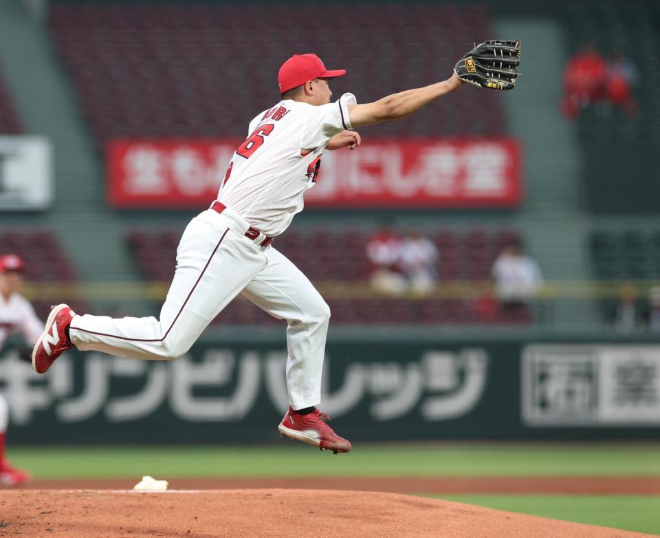 １回、代打・勝又のゴロに飛び付くも、打球をはじく森（撮影・北村雅宏）