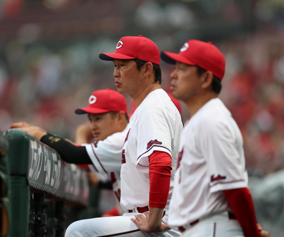 １回、戦況を見る新井監督（中央）＝撮影・北村雅宏