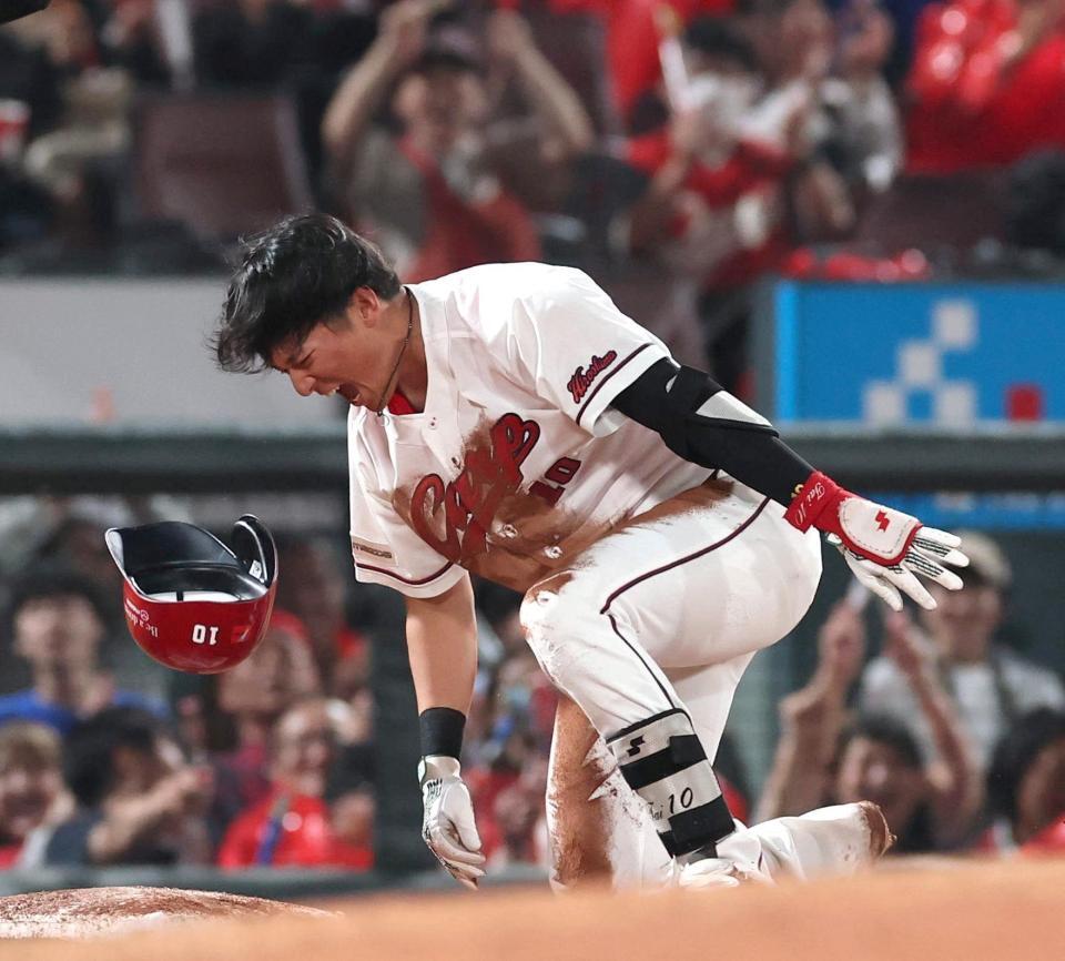 ６回、同点となる適時三塁打を放ち、ほえる佐々木（撮影・北村雅宏）