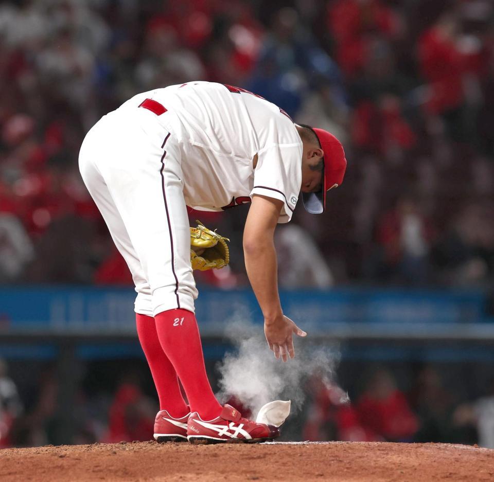 ８回、松尾のセーフティスクイズと、自らの野選で勝ち越しを許した中崎（撮影・北村雅宏）