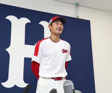 支配下登録され、取材に応じる名原（撮影・北村雅宏）