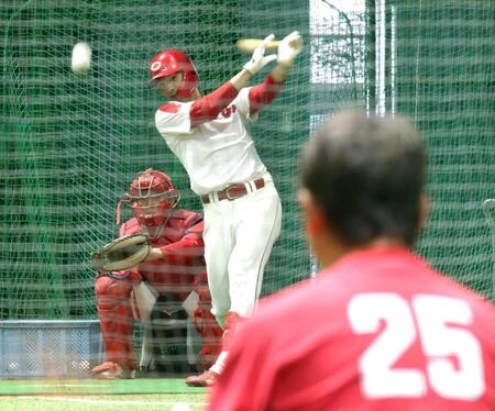 新井監督（２５）の前で打撃練習する名原（撮影・北村雅宏）