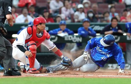２回、小園からの送球を受け、一走・成瀬（右）をタッチアウトにする石原（撮影・北村雅宏）