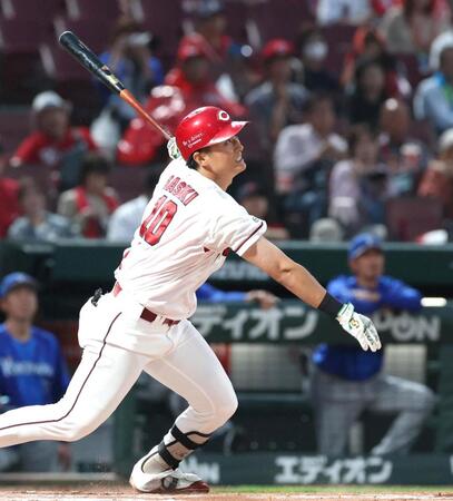 ３回、中前打を放つ佐々木（撮影・北村雅宏）