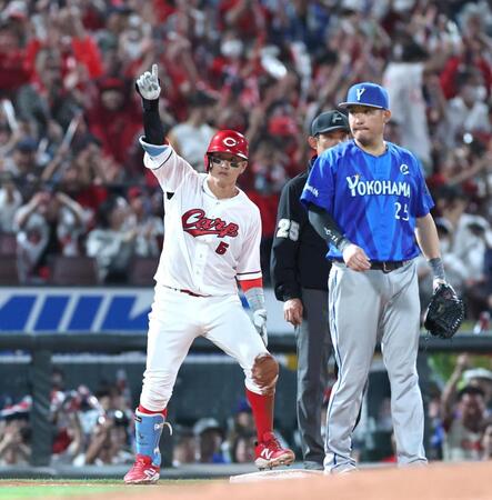 ６回、同点となる適時三塁打を放ち、指を立てる小園（左）＝撮影・北村雅宏
