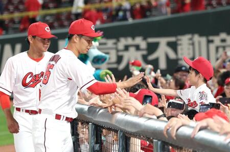 今季初勝利を挙げ、ファンの子どもとタッチを交わす玉村（左から２人目）＝撮影・北村雅宏