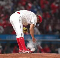 ８回、松尾のセーフティスクイズと、自らの野選で勝ち越しを許した中崎（撮影・北村雅宏）