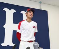 支配下登録され、取材に応じる名原（撮影・北村雅宏）