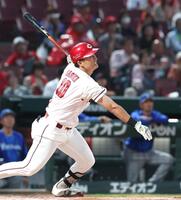 ３回、中前打を放つ佐々木（撮影・北村雅宏）