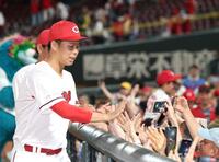 今季初勝利を挙げ、タッチを交わす玉村（左）＝撮影・北村雅宏