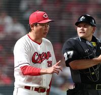 ７回を終え、選手交代を告げる新井監督（撮影・北村雅宏）