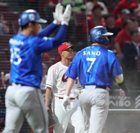 ３回、勝又に先制となる２点適時打を浴びた森（中央）＝撮影・北村雅宏