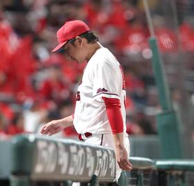 ８回を終え、選手交代を告げた新井監督はベンチに戻る（撮影・北村雅宏）
