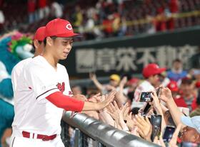 今季初勝利を挙げ、タッチを交わす玉村（左）＝撮影・北村雅宏