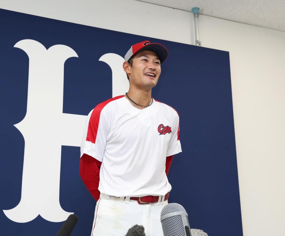 支配下登録され、取材に応じる名原（撮影・北村雅宏）
