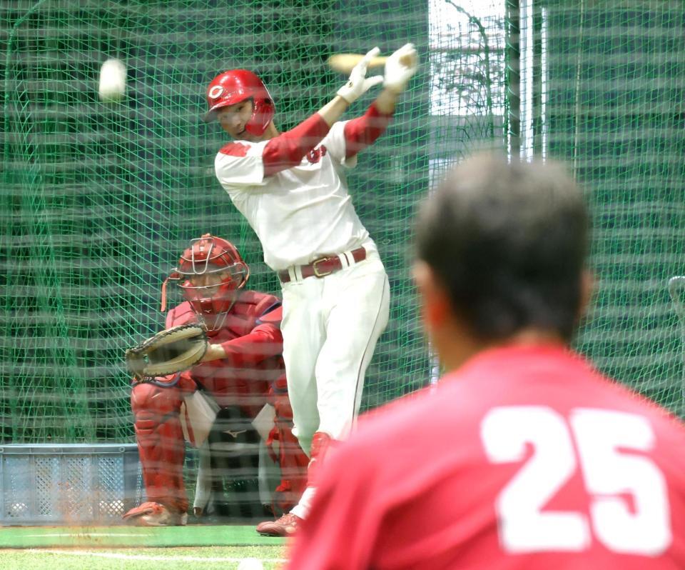 新井監督（２５）の前で打撃練習する名原（撮影・北村雅宏）