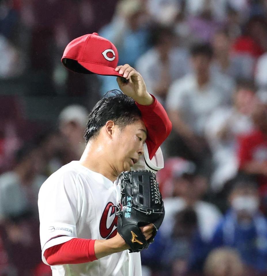 ４回、宮下に左前打を浴び、汗を拭う玉村（撮影・北村雅宏）