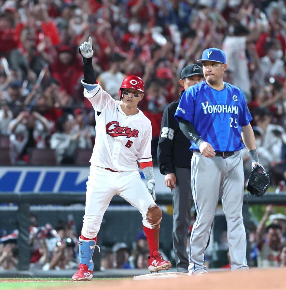 ６回、同点となる適時三塁打を放ち、指を立てる小園（左）＝撮影・北村雅宏