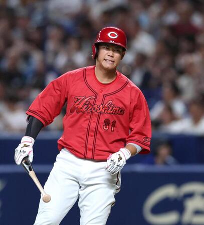 ６回、一直に倒れた坂倉（撮影・北村雅宏）