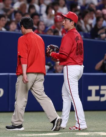 １回、トレーナーに付き添われベンチへ戻る栗林。交代となる